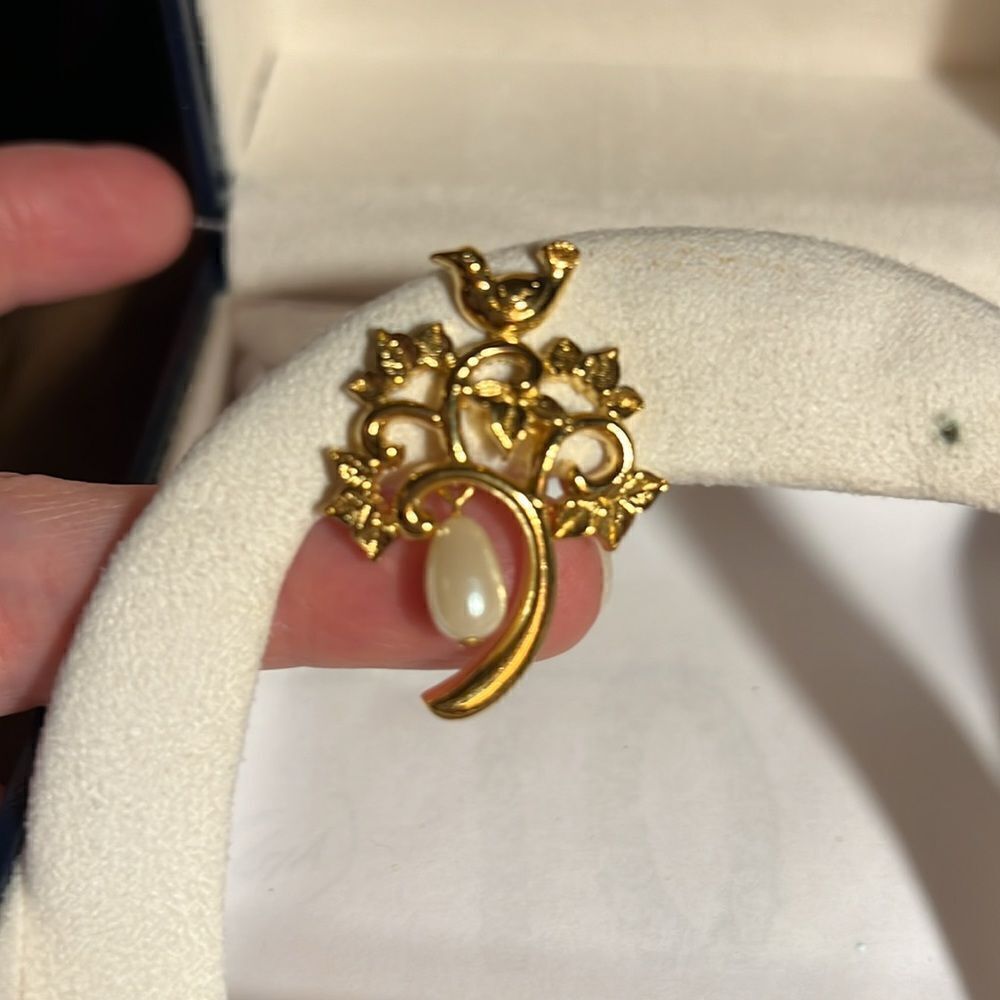 Petite Gold Tone Partridge In a Pear Tree Lapel Pin.